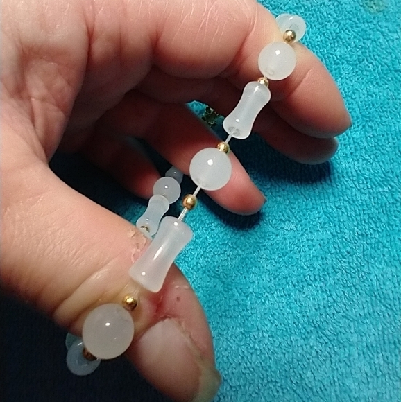 Goldtone white beaded aurora flower floral stretch bracelet - Picture 2 of 4